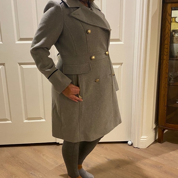 Vince Camuto Elegant Gray Trench Coat with Gold Accents. - Picture 6 of 7